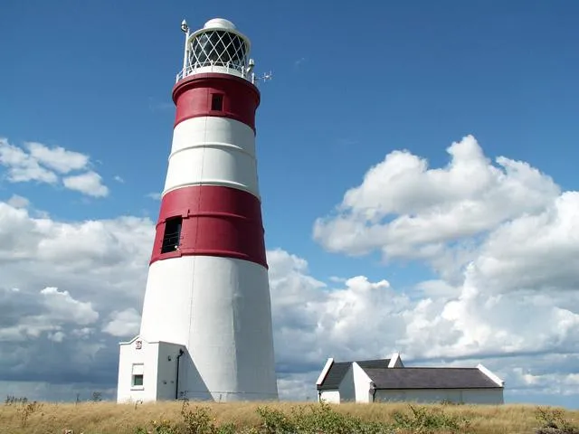 Fotografia real do farol que poderia explicar parte das luzes observadas. O registro foi feito em 2010, quando a estrutura ainda existia.