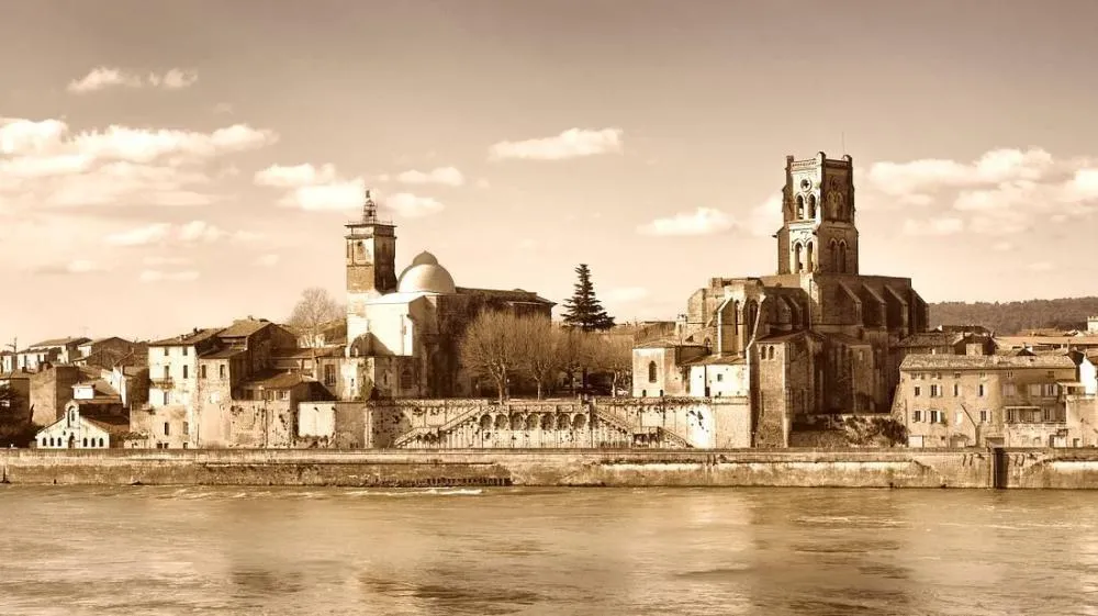 O Wikimedia Commons re&uacute;ne fotografias da cidade, do centro hist&oacute;rico e de sua ponte sobre o rio R&oacute;dano. &Eacute; importante distinguir imagens atuais de registros produzidos em 1951.