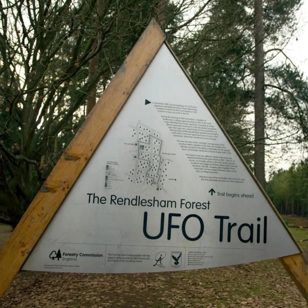A Forestry England mant&eacute;m uma trilha hist&oacute;rica com mapa da floresta, localiza&ccedil;&atilde;o da antiga base e indica&ccedil;&atilde;o da dire&ccedil;&atilde;o do farol.