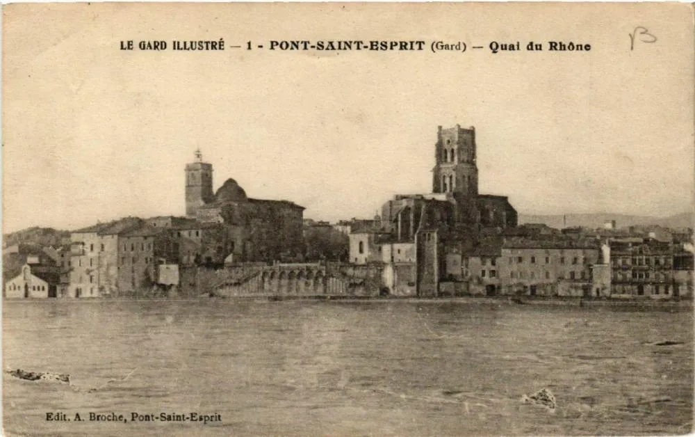 Imagens hist&oacute;ricas da arquitetura e das ruas de Pont-Saint-Esprit para contextualizar o cen&aacute;rio. Nem todas s&atilde;o da d&eacute;cada de 1950; a data de cada registro deve ser conferida antes da publica&ccedil;&atilde;o.