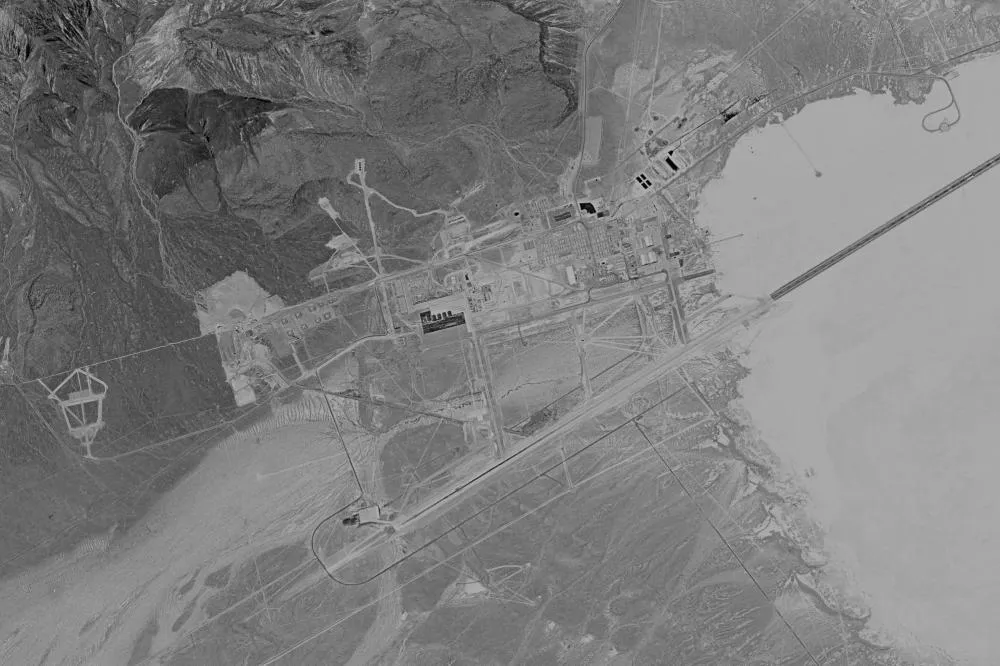 O estudo desclassificado da CIA cont&eacute;m uma fotografia hist&oacute;rica identificada como Area 51, The Ranch, mostrando a instala&ccedil;&atilde;o durante seus primeiros anos.