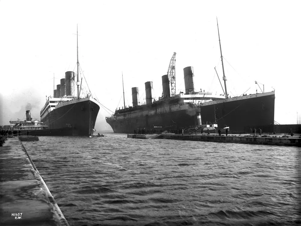 Fotografia aut&ecirc;ntica de 6 de mar&ccedil;o de 1912, mostrando os dois navios no estaleiro de Belfast. Dispon&iacute;vel em alta resolu&ccedil;&atilde;o no Wikimedia Commons.