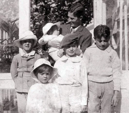O Great Ormond Street Hospital mant&eacute;m um registro hist&oacute;rico da rela&ccedil;&atilde;o de Barrie com a fam&iacute;lia e da origem de Peter Pan. Em 1929, o escritor doou os direitos da obra ao hospital.